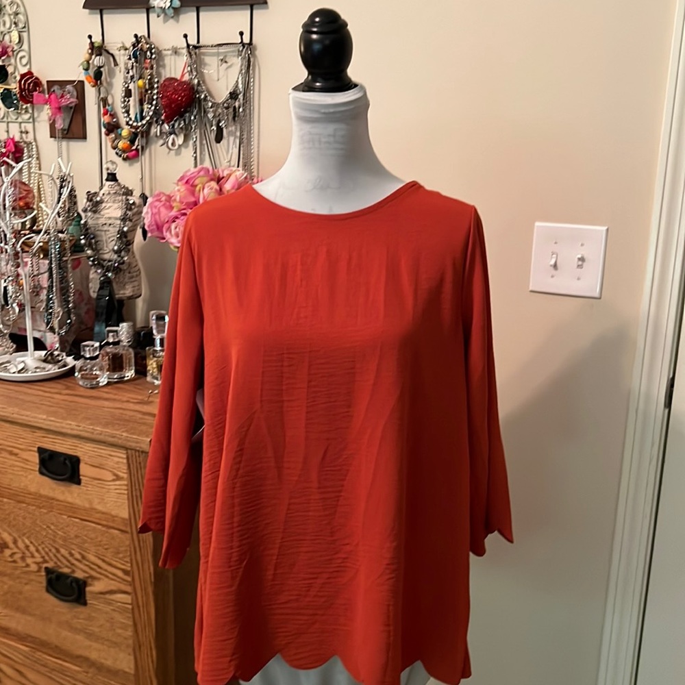 😺 Great top opens in the back very silky and nicely to wear.